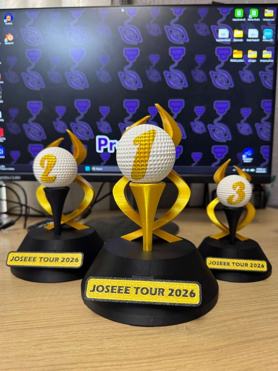 Tres trofeos de golf impresos en 3D, de primer, segundo y tercer lugar, con placas amarillas del JOSEEE TOUR 2026
